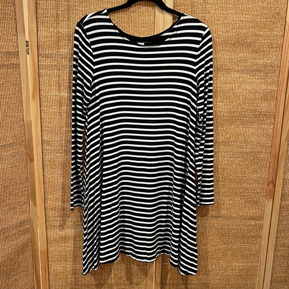 Old Navy black and white stripe shift dress- size medium